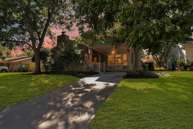 view of front facade with a lawn