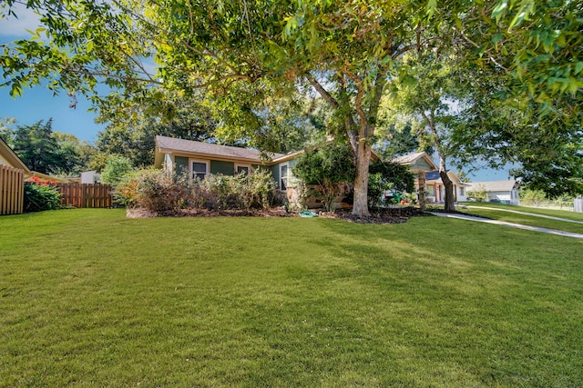 view of front of property featuring a front yard