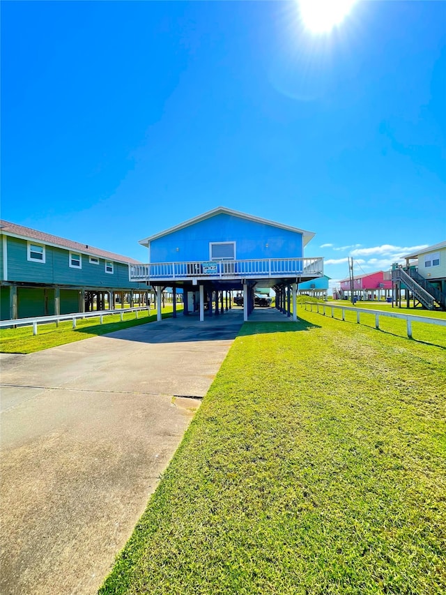 view of property's community featuring a lawn