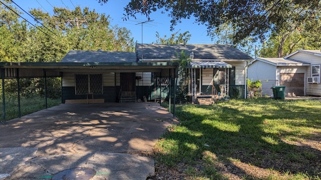 view of front of house featuring a front lawn and a carport