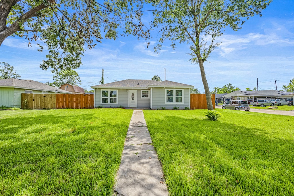 ranch-style house featuring a front yard