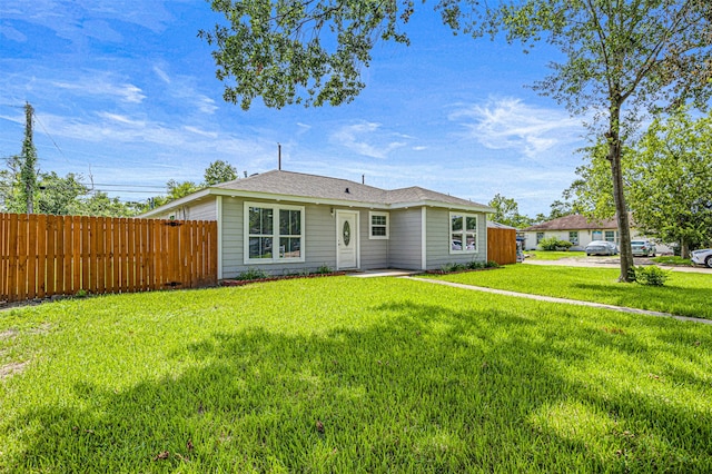 single story home with a front lawn