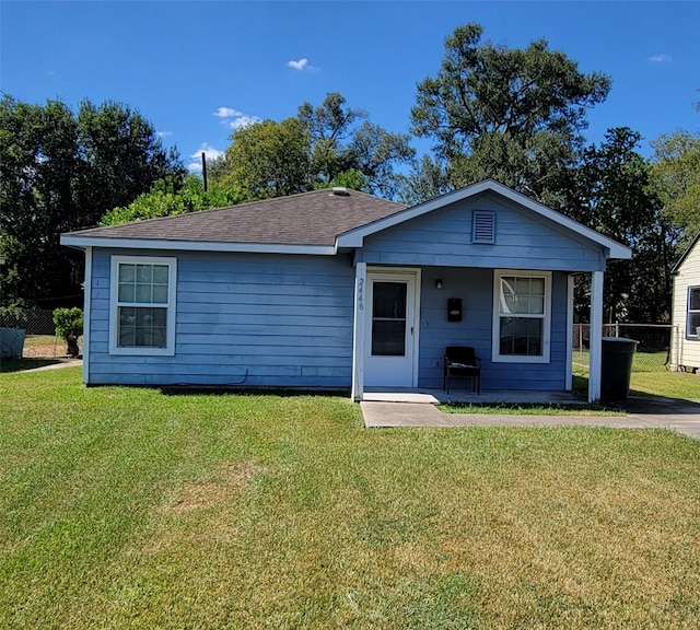 view of front facade featuring a front yard