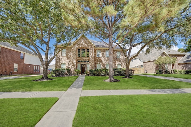 view of front of property featuring a front lawn