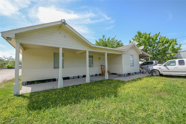 view of front facade featuring a front lawn and a carport