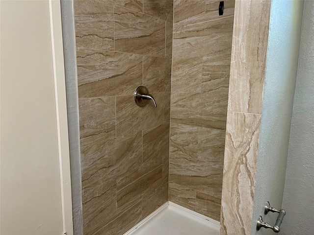 bathroom featuring a tile shower