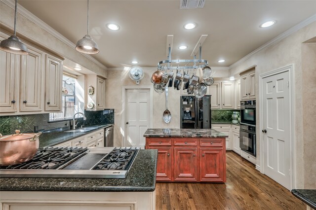 kitchen with visible vents, dark wood-style flooring, decorative backsplash, black appliances, and crown molding