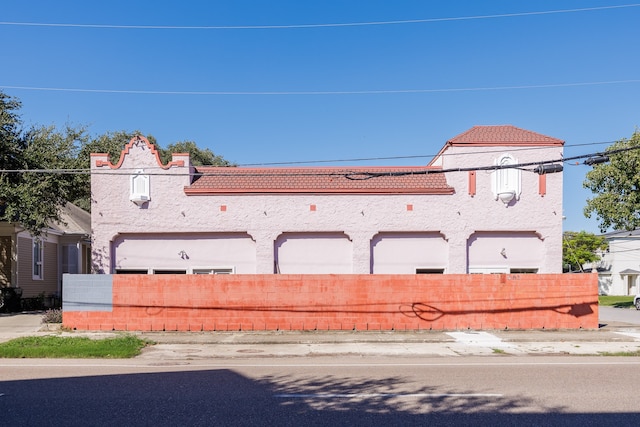 view of front facade featuring a garage