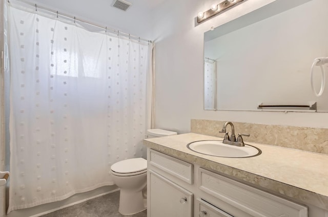 bathroom featuring a shower with curtain, vanity, and toilet