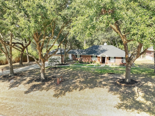 view of front facade featuring a front yard