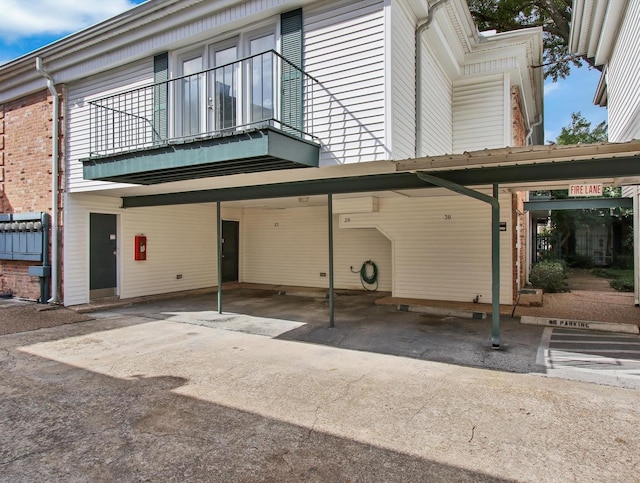 view of front of property featuring a balcony