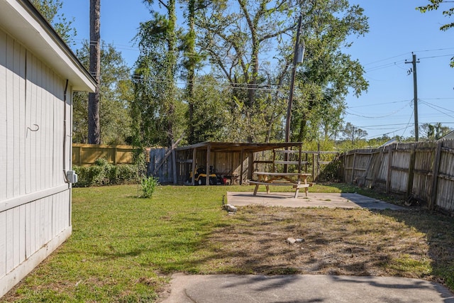 view of yard featuring a patio