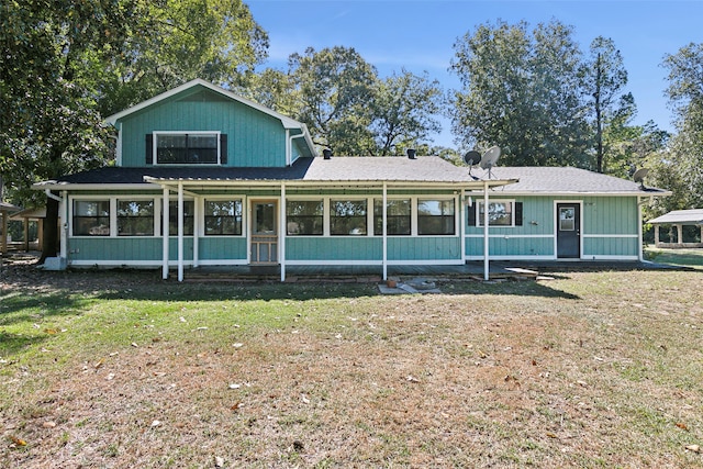 view of front of property with a front yard