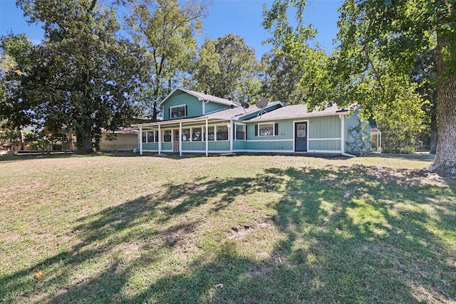 view of front facade featuring a front lawn