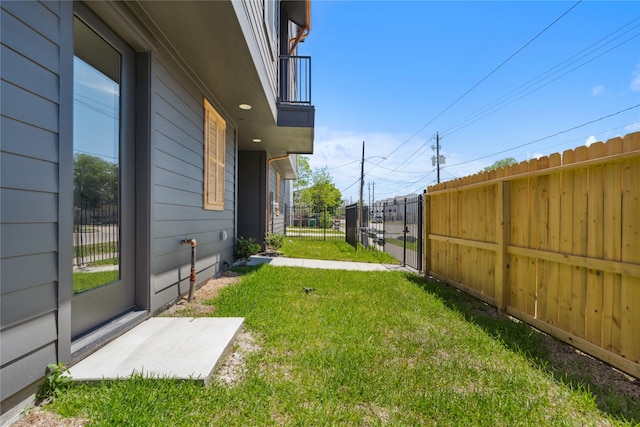 view of yard with a balcony