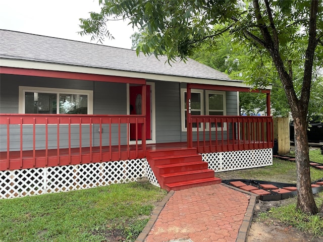 view of front facade with a front yard