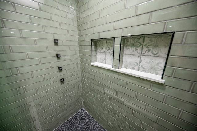 bathroom featuring tiled shower