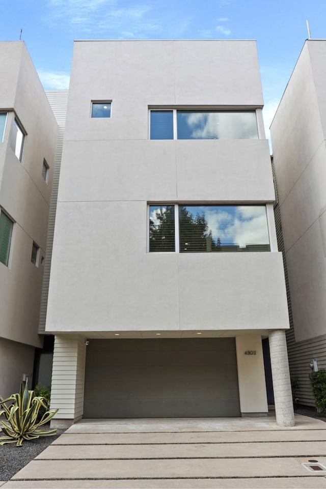 view of front facade with a garage