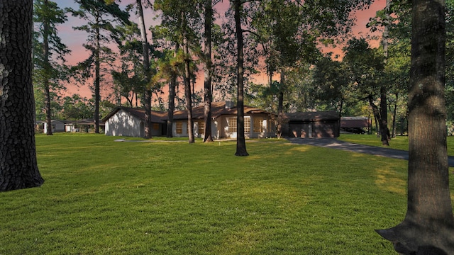 view of yard at dusk