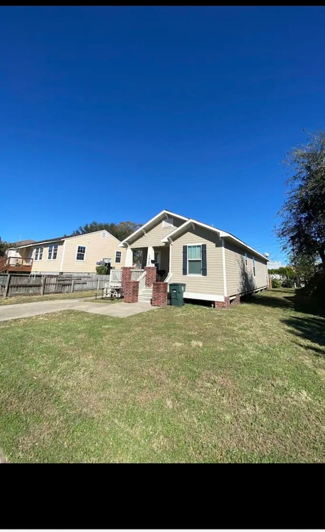 view of front facade with a front lawn