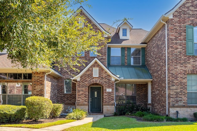 view of front of house featuring a front yard