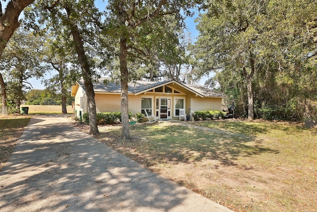 view of front facade featuring a front lawn