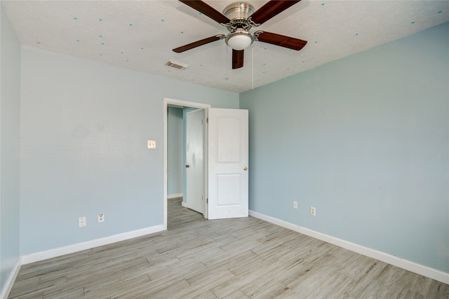 empty room featuring light hardwood / wood-style floors and ceiling fan