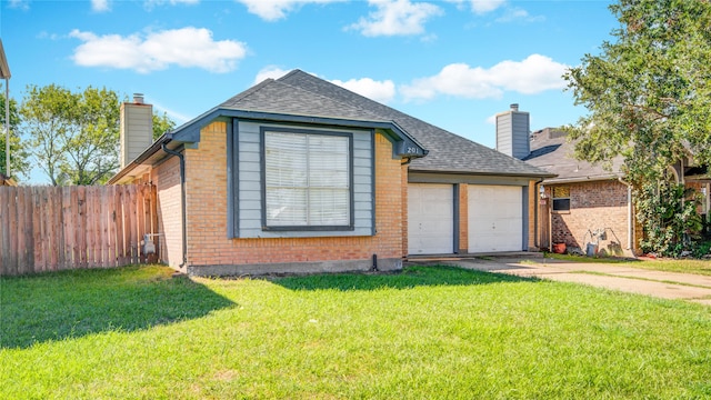 view of front facade featuring a front lawn