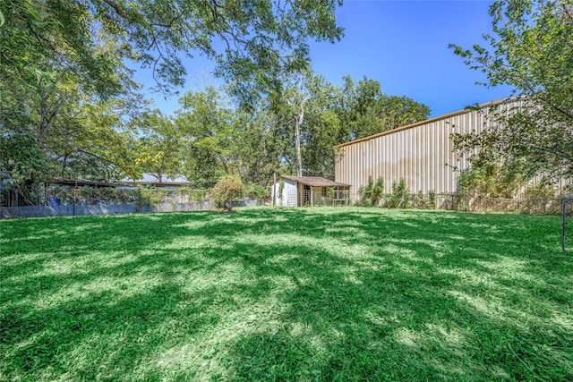 view of yard featuring an outbuilding