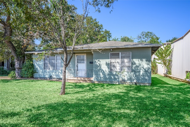 view of front of house with a front lawn