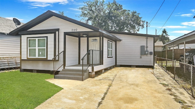 7120 Ave O, Houston, TX 77011 - view of front of house with fence and a front yard