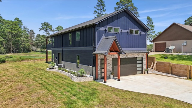 view of front facade featuring a front yard and a garage