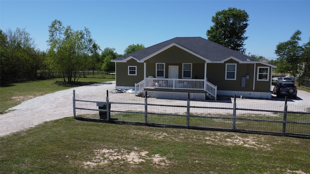 view of front facade featuring a porch and a front yard