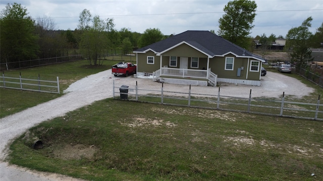 view of front facade featuring a porch and a front lawn