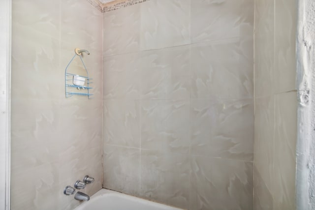 bathroom featuring tiled shower / bath combo