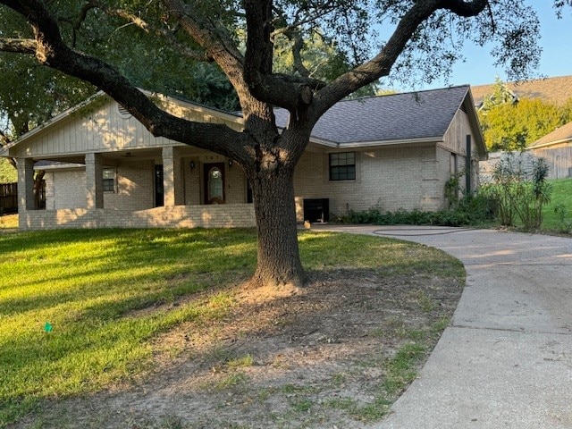 view of front of home with a front lawn