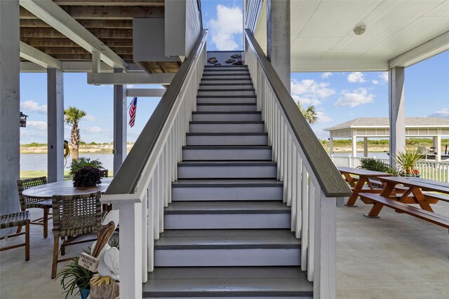 9 Hawkeye, Hitchcock, TX 77563 - staircase with a water view