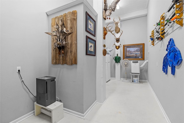9 Hawkeye, Hitchcock, TX 77563 - corridor with baseboards