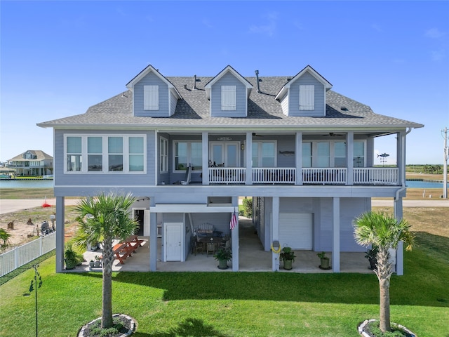 view of front facade featuring a water view and a front lawn