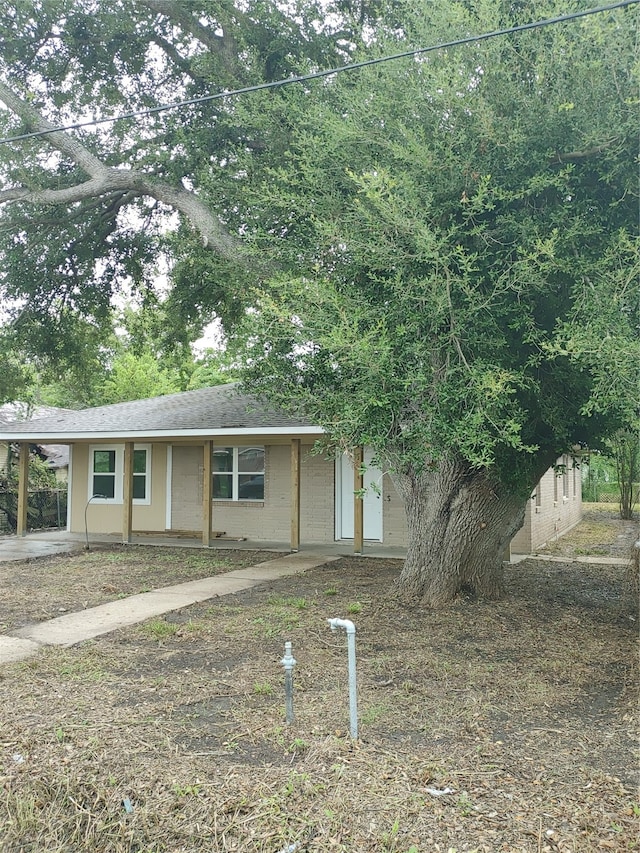 view of front facade with a carport