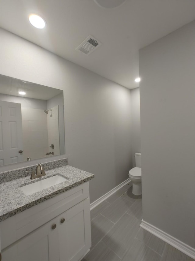 bathroom with recessed lighting, visible vents, toilet, vanity, and baseboards