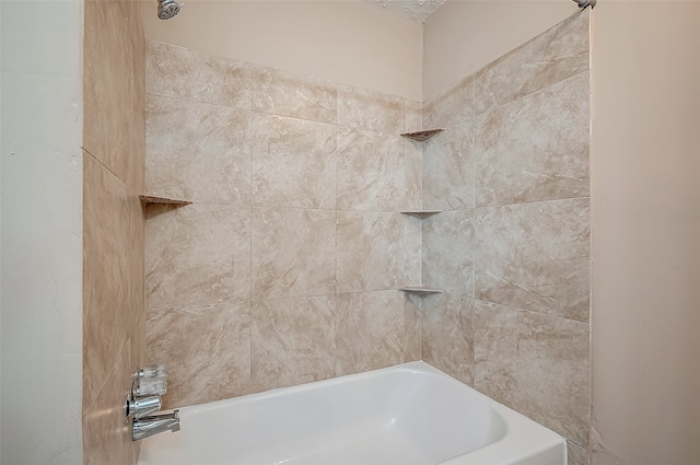 bathroom with tiled shower / bath combo