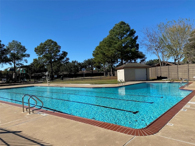 view of swimming pool