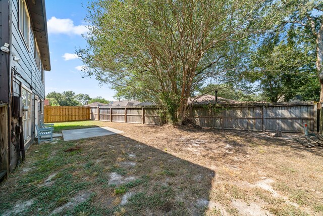 view of yard featuring a patio