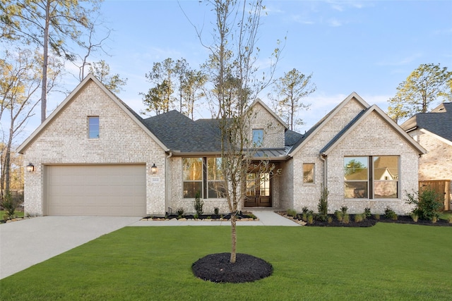 view of front of house featuring a front lawn and a garage