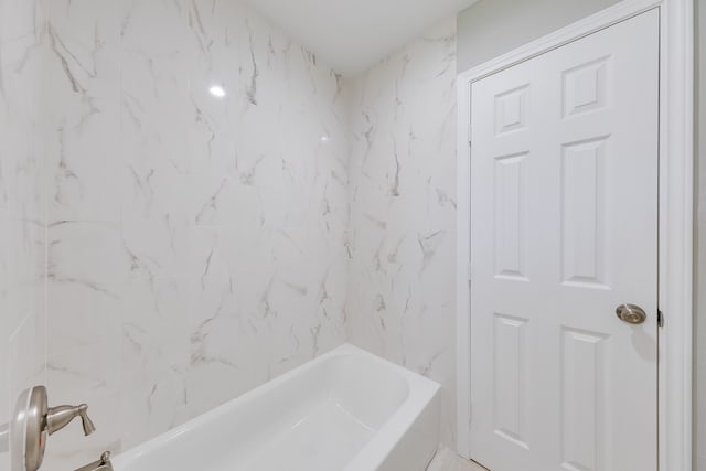 bathroom with tiled shower / bath