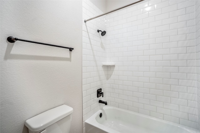 bathroom with tiled shower / bath and toilet