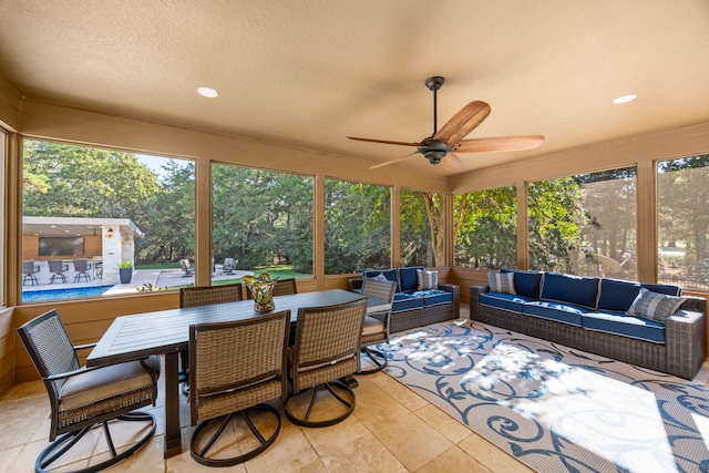 sunroom with ceiling fan