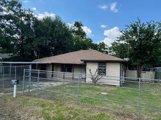 view of front of property featuring a front yard