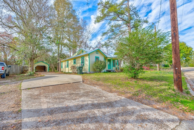 single story home with a front yard